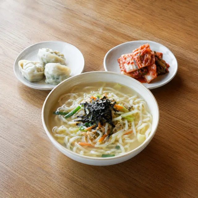 칼국수와 만두 상차림